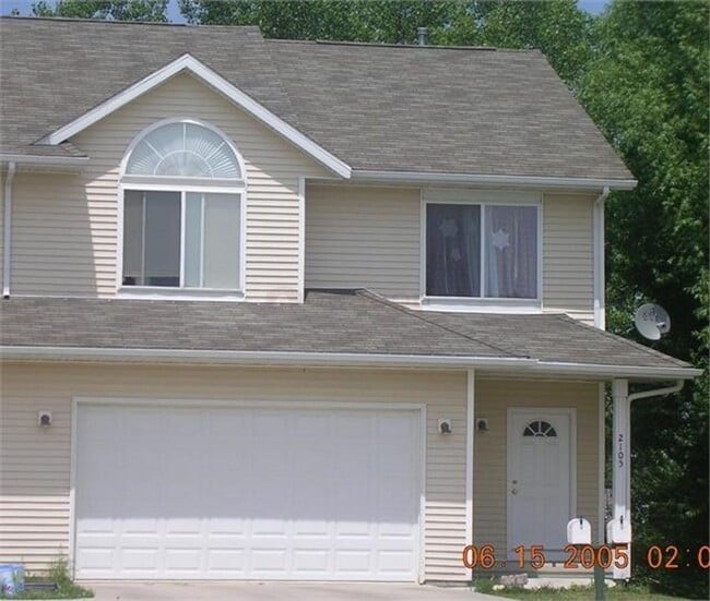 Primary Photo - RENOVATED 4 bed 3.5 bath Duplex - Available for IMMEDIATE move in