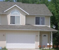 Building Photo - RENOVATED 4 bed 3.5 bath Duplex - Availabl...