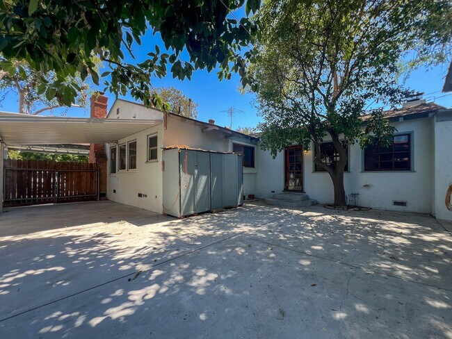 Building Photo - Spacious 3BR Home with Bonus Room in Magno...