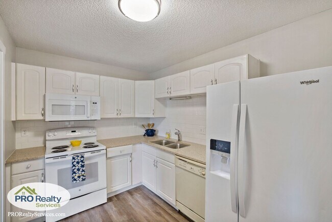 Building Photo - 2 Bedroom Townhome **Free May Rent with a May 2026 Move In**