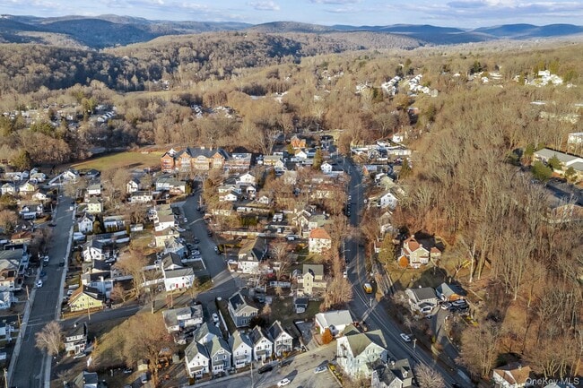 Building Photo - 983 Warren Ave