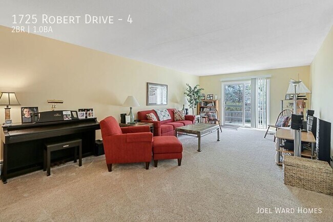 Building Photo - Two Bedroom Apt with Pool and Garage