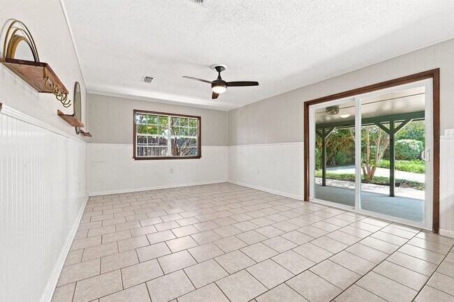 Building Photo - 1510 Royal Palm Dr