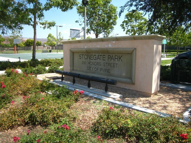 Building Photo - Prestigious 2 Bed 2.5 Bath Two Story Condo