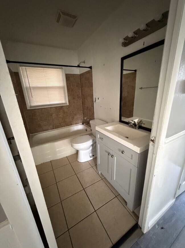 Building Photo - 1432 Bel Air