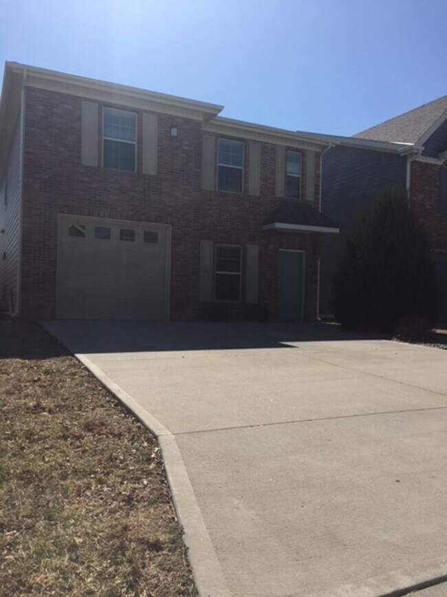 Building Photo - Amazing 4 x 3.5 home by Clinton Lake