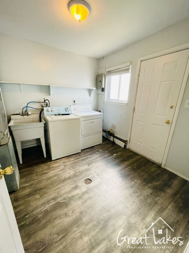 Building Photo - $200 OFF FIRST MONTH'S RENT - Beautiful 3 ...