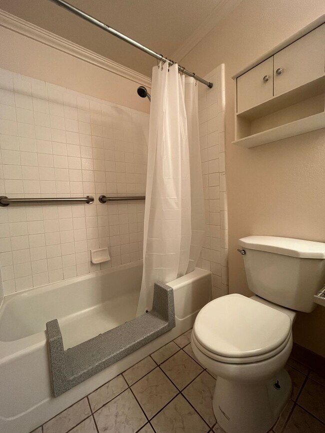 Building Photo - PURE Property Management Presents: Inviting single story two-bedroom condo in Rohnert Park!