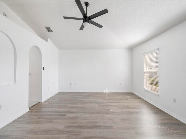 Building Photo - 981 SW McElroy Ave