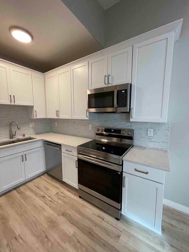 Building Photo - Stunning New Downtown 1 Bedroom