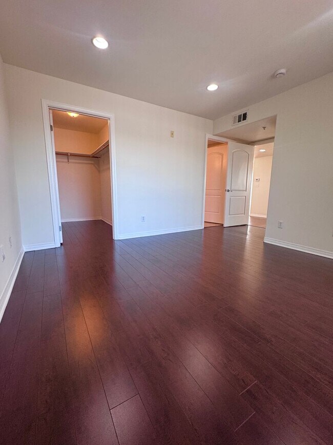 Building Photo - Spacious 3 bedroom condo in Van Nuys