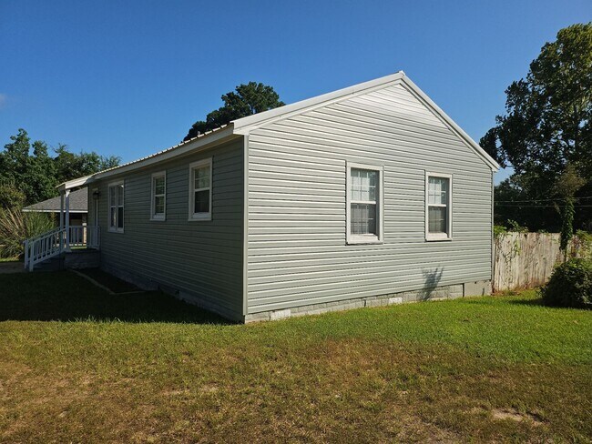 Building Photo - 1307 Aaron Ave