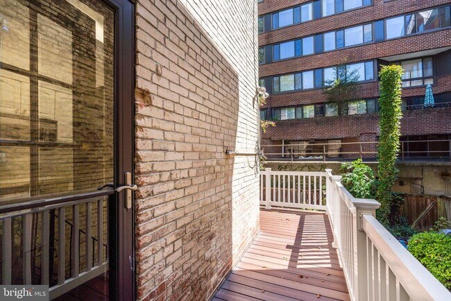 Building Photo - 1025 30th St NW