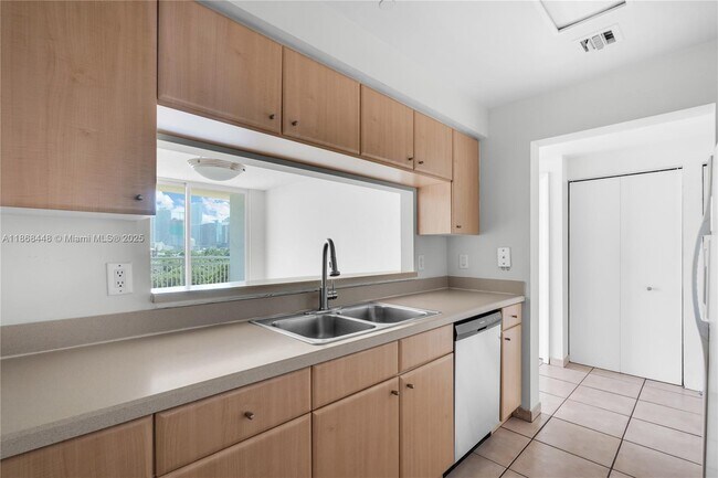 Building Photo - 2475 Brickell Ave