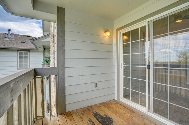 Building Photo - $2,100 - 2 Bed, 2 Bath Townhome in Thornto...