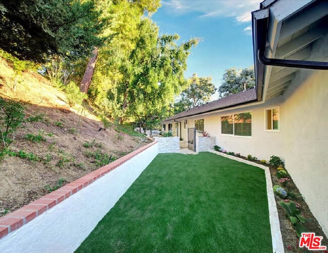 Building Photo - 4732 Del Moreno Dr