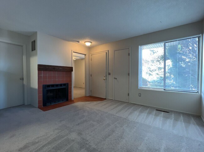 Building Photo - Prime Location! 1 bed 1 bath apartment near Sloan's Lake and Main Street Edgewater