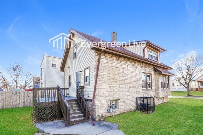 Building Photo - 2202 S 71st St