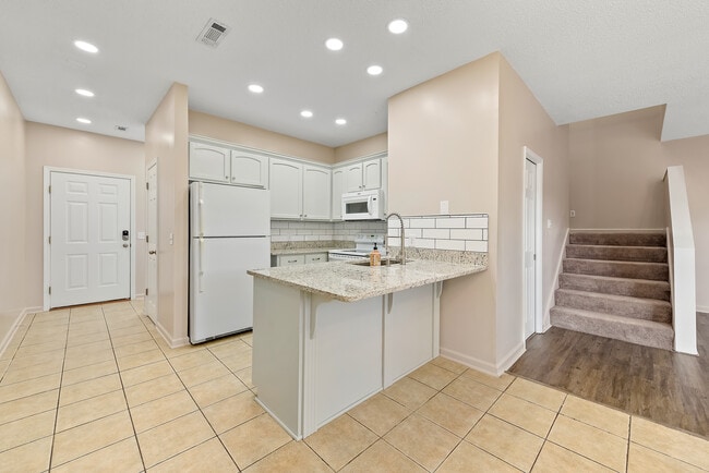 Building Photo - 33 Courtyard Way