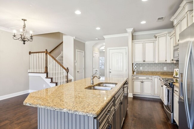 Building Photo - 3 BR/2.5 BA Luxury Townhome