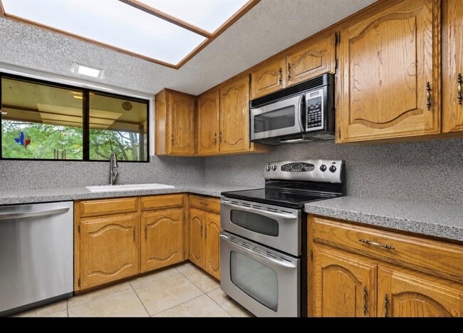 Building Photo - 300 Sequoia Spur W