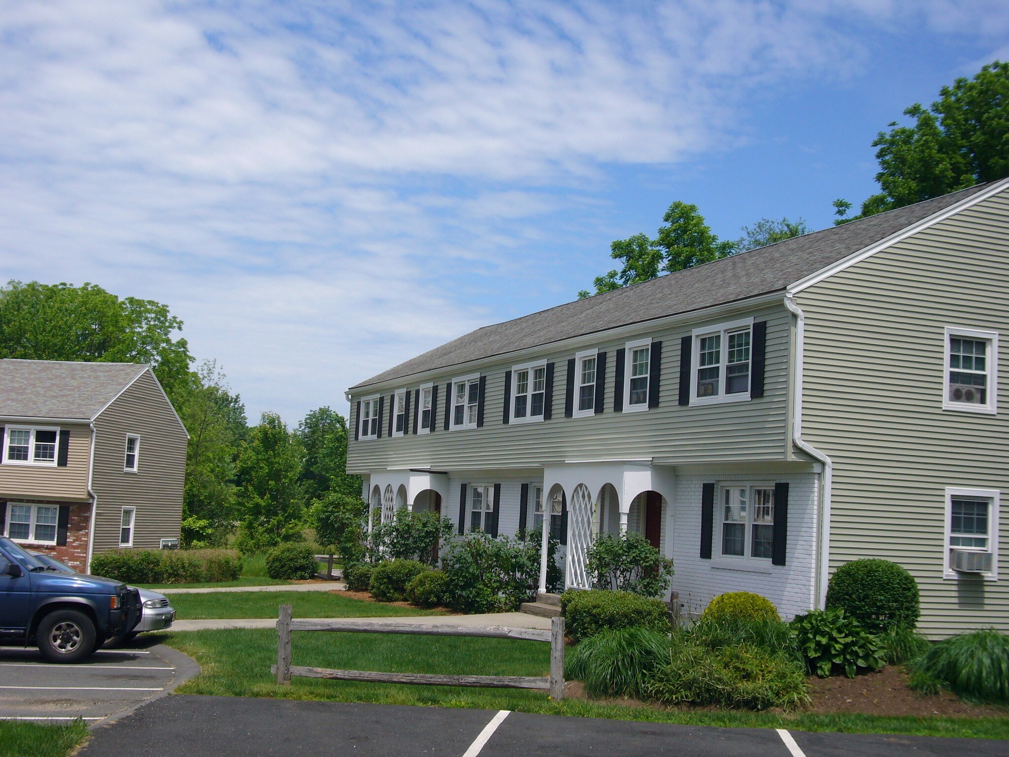 Building Photo - 40 Hobart Ln