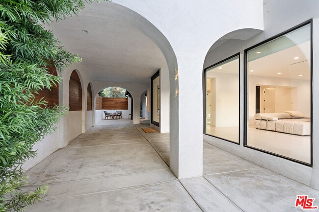 Building Photo - 201 S Bedford Dr