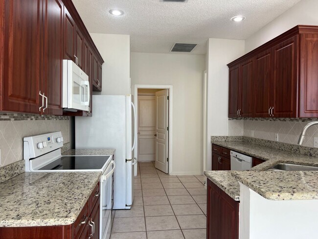 Building Photo - Welcome to your new home in beautiful Venice, Fl!  2 Bedroom 2 Bath w/ Den