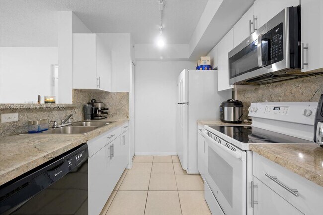 Building Photo - 655 SW 111th Way