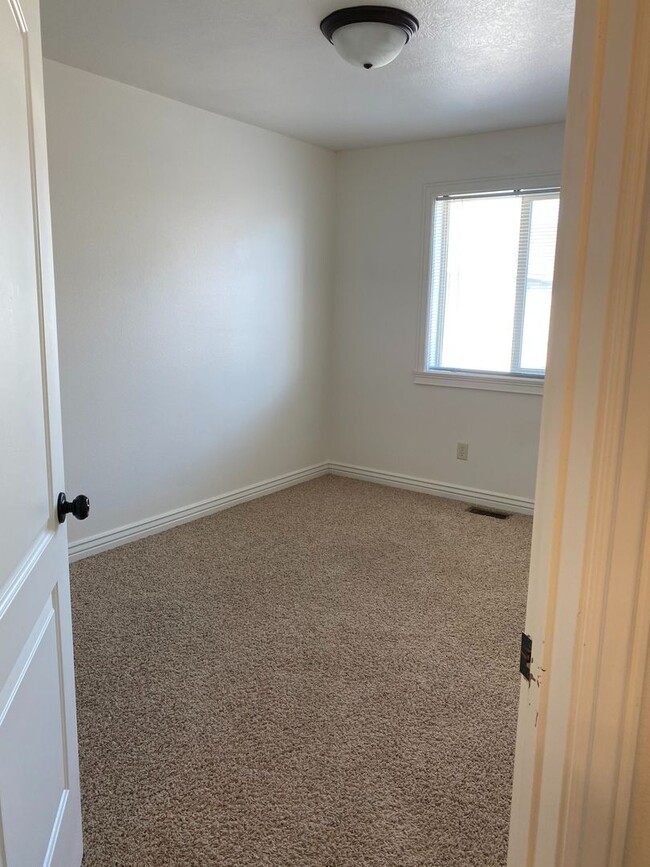 Building Photo - $200 OFF FIRST MONTHS RENT IF A LEASE IS S...