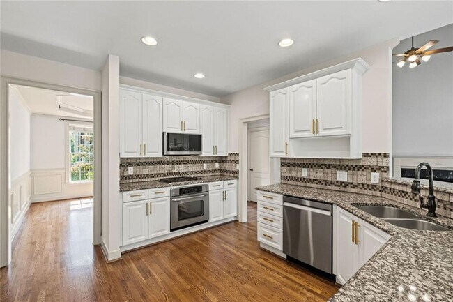 Building Photo - 12857 Waterside Dr