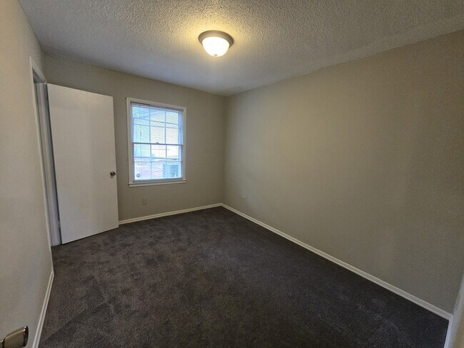 Building Photo - 1410 Suterland Rd