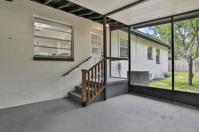 Building Photo - 3923 Tyndale Dr
