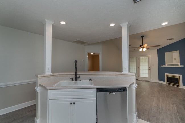 Building Photo - $1750 - Updated 3 bed/3 bath house conveniently located near Doctor's Hospital!