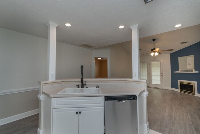 Building Photo - A Smart Home with Room to Roam conveniently located near Doctor's Hospital!