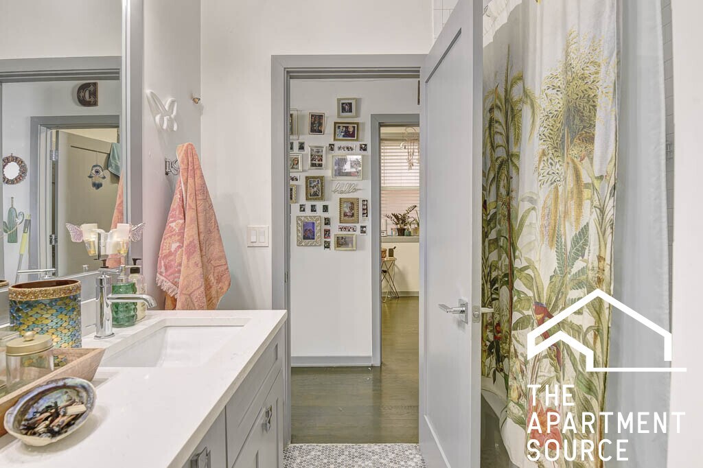 Building Photo - 2834 W Diversey Ave