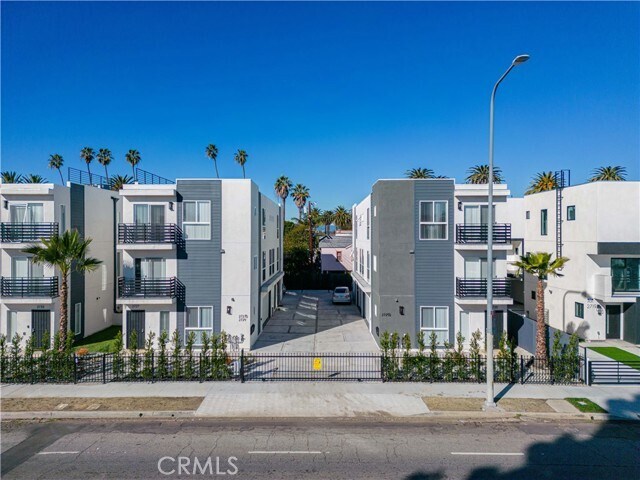 Building Photo - 2733 S La Brea Ave