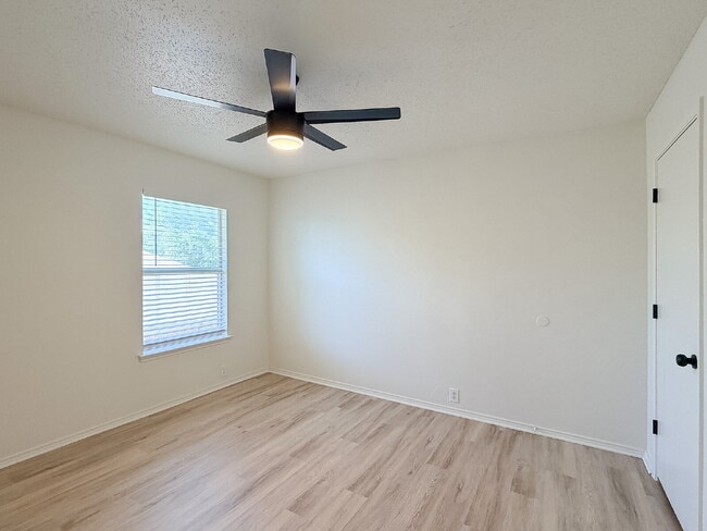 Building Photo - 4-Bedroom, 2.5-Bath, 2 Story Home in Fort Worth!