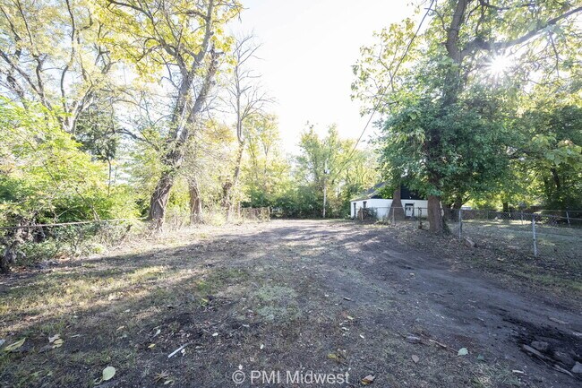 Building Photo - "Charming 3-Bed, 2-Bath Home in Indianapol...