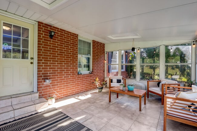 Building Photo - 16450 Dane Ct E