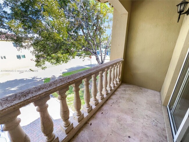 Building Photo - 1736 NE 9th Dr