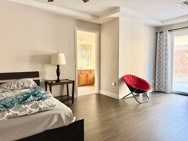 Building Photo - Charming Cul-de-Sac Home with Bonus Room & Backyard