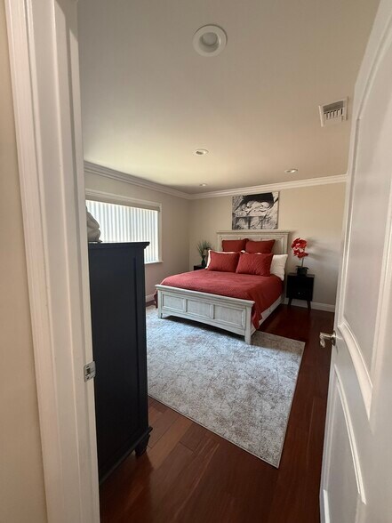 Building Photo - 6039 Greenbush Ave