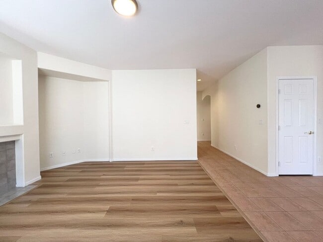 Building Photo - Beautiful two-story home with 5 bedrooms