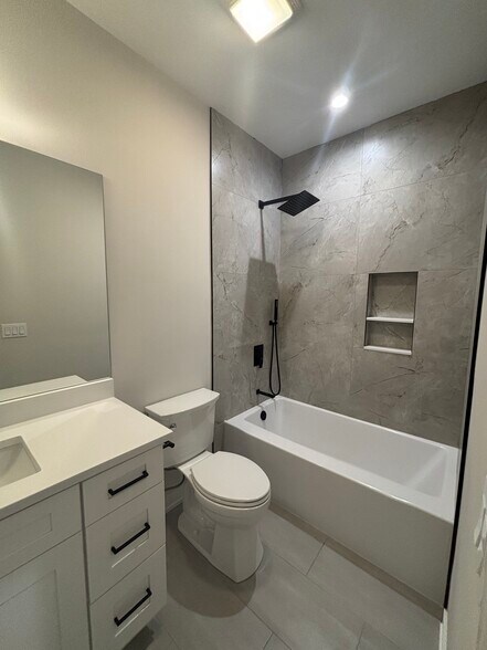 Building Photo - 6853 W Belmont Ave