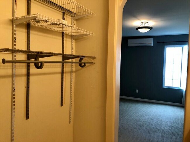 Building Photo - Sunny Top Floor 2BD/2BA Condo in Desirable...