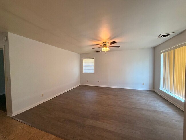 Building Photo - This conveniently located Russellville home