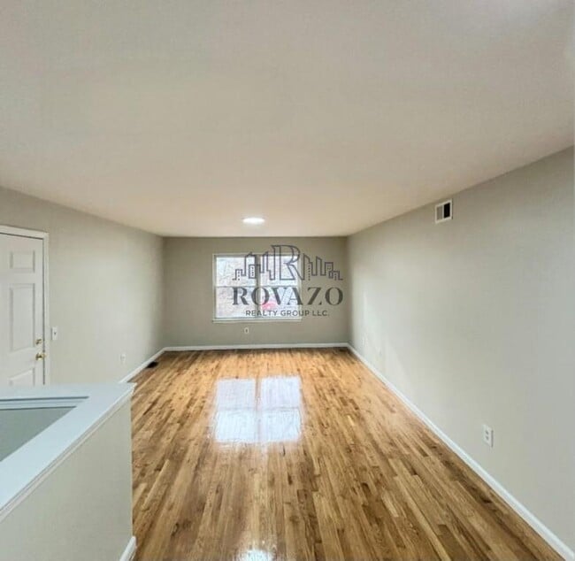 Building Photo - 297 Avon Ave