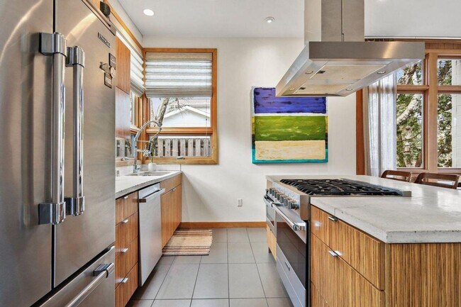 Building Photo - Mid-Century Home