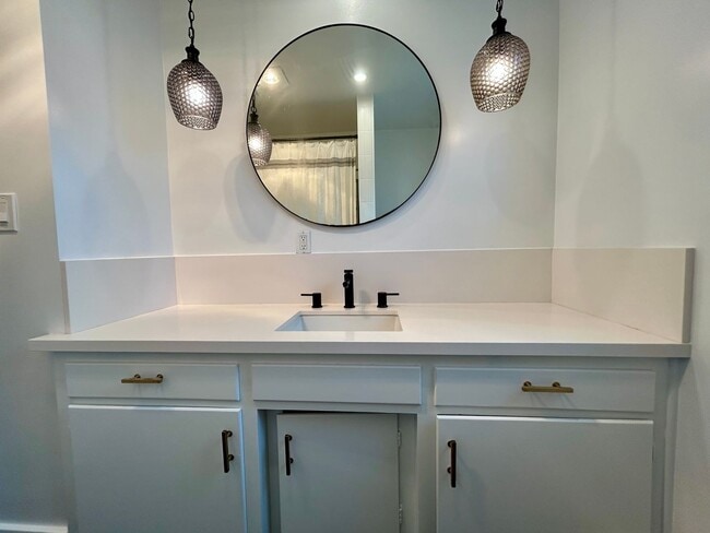 Building Photo - Stunning 3 Bedroom with Pool and Views in ...